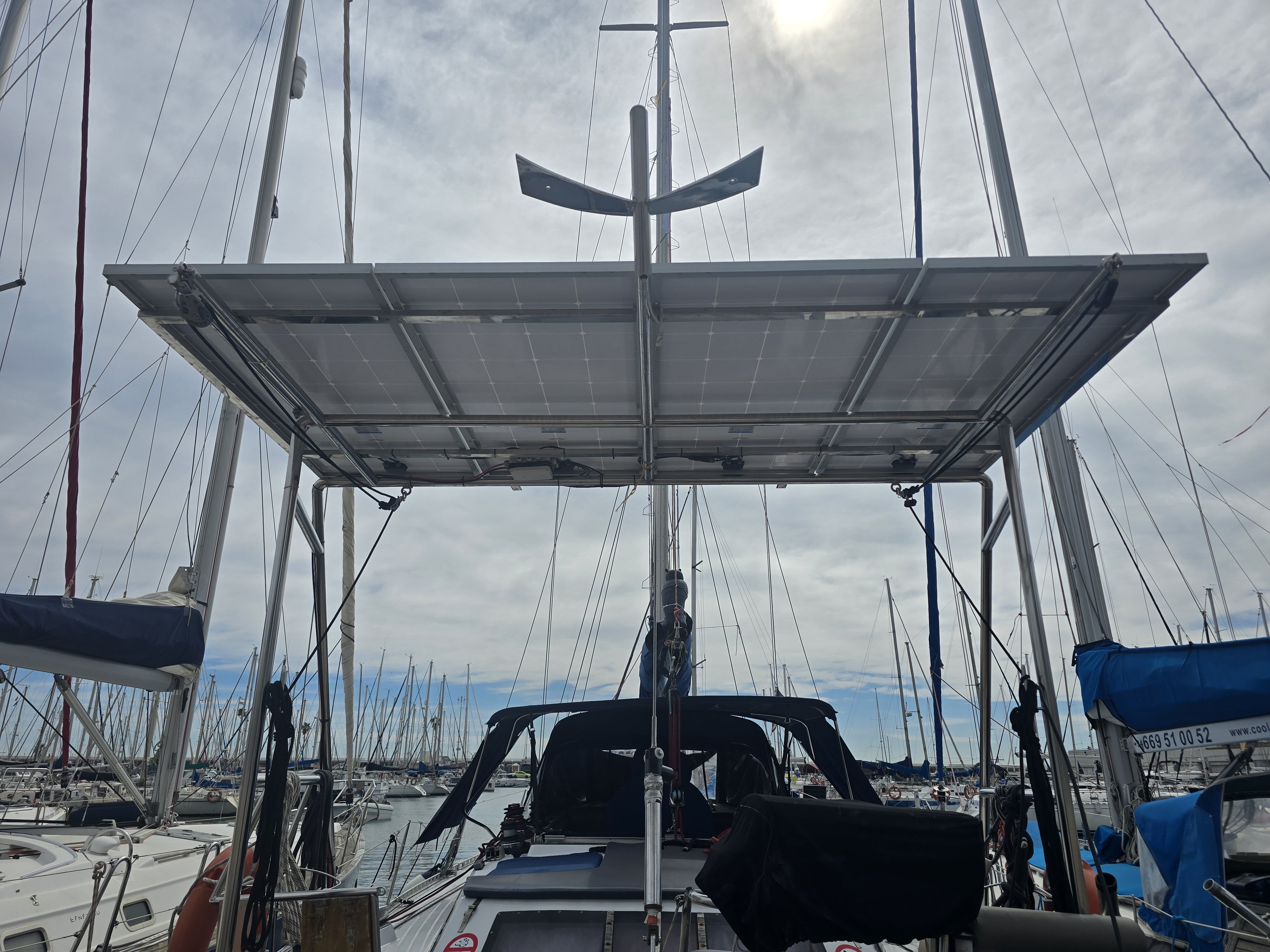 Estructura de placas solares en el velero de Cool Sailing BCN — tecnología sostenible en el Puerto Olímpico